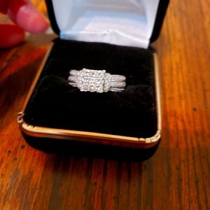 ON HOLD, 10k WG approx 1,5 ctw diamonds ring.